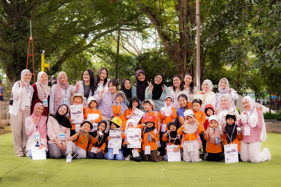 Transvire Junior group photo with children at Taman Lalu Lintas road safety education event